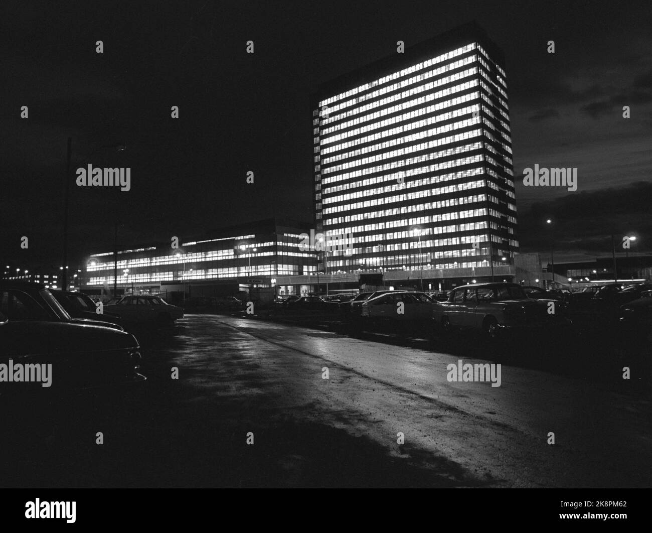 Oslo 19751216. L'edificio più grande della Norvegia, Postgiro ​​building (Postgiro ​​and Railway Post House) è stato formalmente consegnato all'ufficio postale. L'edificio si sviluppa su 20 piani e ha una superficie totale di 93.000 mq. La foto mostra il Postgiro ​​building illuminato di sera. Foto Arild Hordnes / NTB / NTB Foto Stock