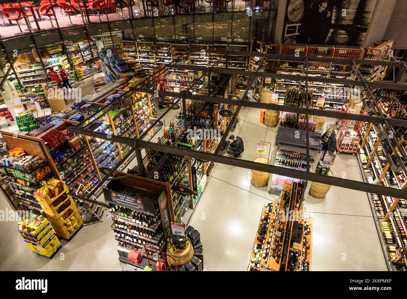 Wien, Vienna: Supermercato Interspar ipermarket, negozio di alimentari, nel centro commerciale Q19 in 19. Döbling, Wien, Austria Foto Stock