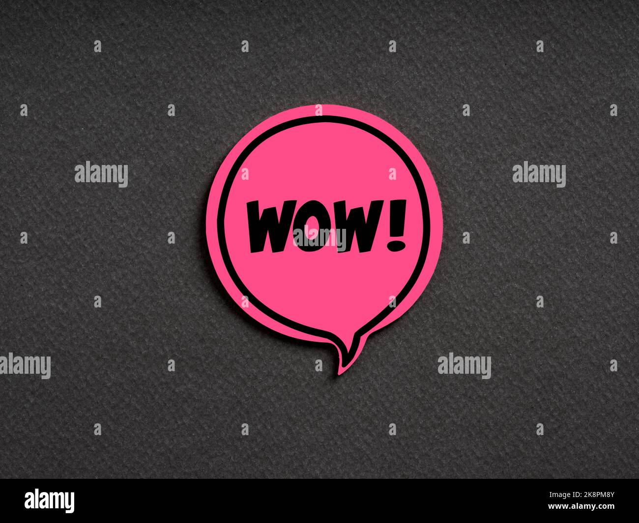 La parola WOW sulla bolla rosa su sfondo nero. Stupore, ammirazione, sorpresa o discorso di apprezzamento. Foto Stock