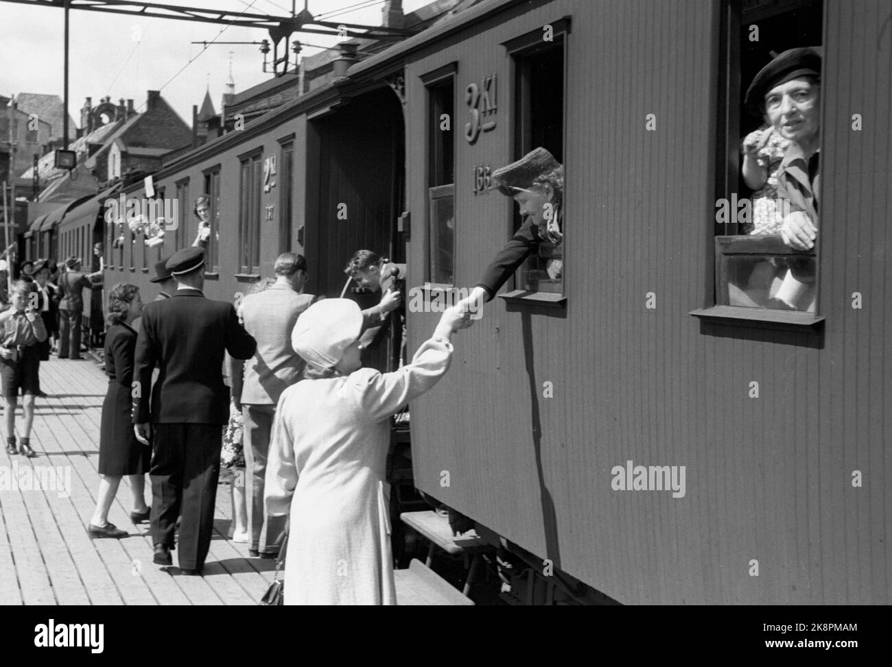 Oslo 19460713. La lotta per andare in vacanza è dura. L'aiuto della gente norvegese ha organizzato quest'estate i soggiorni liberi di festa per le casalinghe stanche a Lauvåsen in Gudbrandsdalen. Qui vediamo molti che avevano frequentato la Ferrovia Orientale per dire Arrivederci prima della partenza. Foto: Thorbjørn Skotaam / corrente / NTB Foto Stock