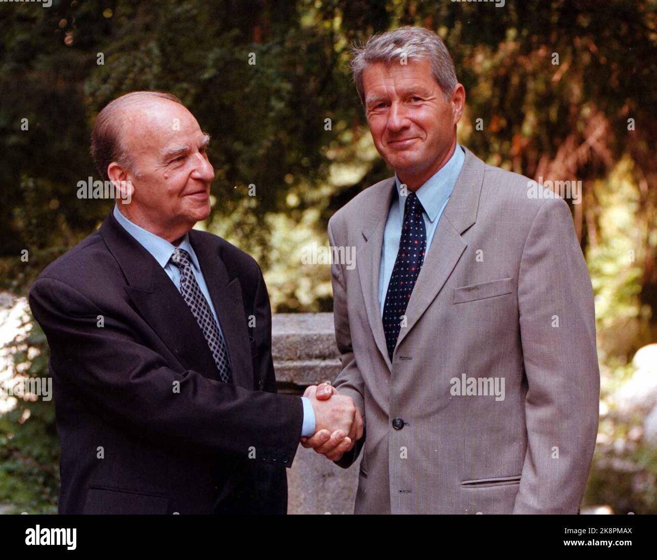 Bosnia 19970812: Il primo ministro Thorbjørn Jagland saluta il presidente Alija Izetbegovic durante la visita in Bosnia. Foto: Helge Hansen NTB / NTB Jugoslavia / Bosnia / riunioni Foto Stock