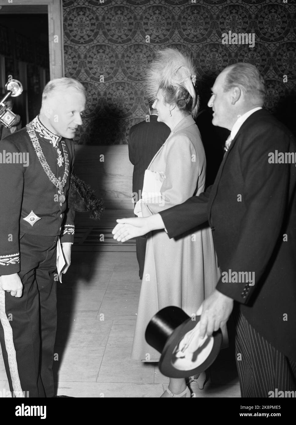 Oslo 19500515. Città di Oslo 900 anni di anniversario e dedicazione del Municipio di Oslo. La festa gioielli in anniversario precipita. La famiglia reale norvegese e molti ospiti sono stati invitati all'apertura. Qui, la Principessa Corona Märtha e il Principe Corona Olav arrivano al sindaco di Amsterdam D`Ailly. Foto: Sverre A Børretzen / Arne Kjus / corrente / NTB Foto Stock