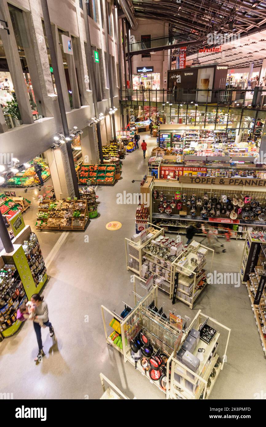 Wien, Vienna: Supermercato Interspar ipermarket, negozio di alimentari, nel centro commerciale Q19 in 19. Döbling, Wien, Austria Foto Stock