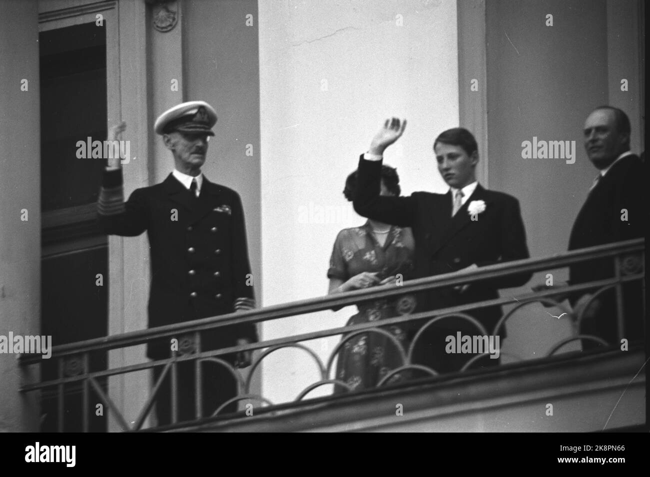 Oslo. Re Haakon 80 anni 3 agosto 1952. La foto: Dopo il viaggio attraverso il centro, il re, bagnato come lui, uscì sul balcone del castello e agitò verso la gente con il resto della famiglia reale. Nella foto: Re Haakon, Principessa Astrid (? Parzialmente nascosto), il principe Harald e il principe ereditario Olav. Foto: Sverre A. Børretzen / corrente / NTB Foto Stock