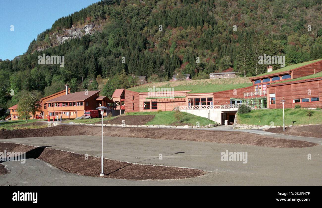 Fjaler 19950930: La regina Sonja e la regina Noor di Giordania apre una nuova scuola internazionale, United World College, a Fjaler a Sunnfjord. Scuola esterna. Foto: Morten Hval / NTB / NTB Foto Stock