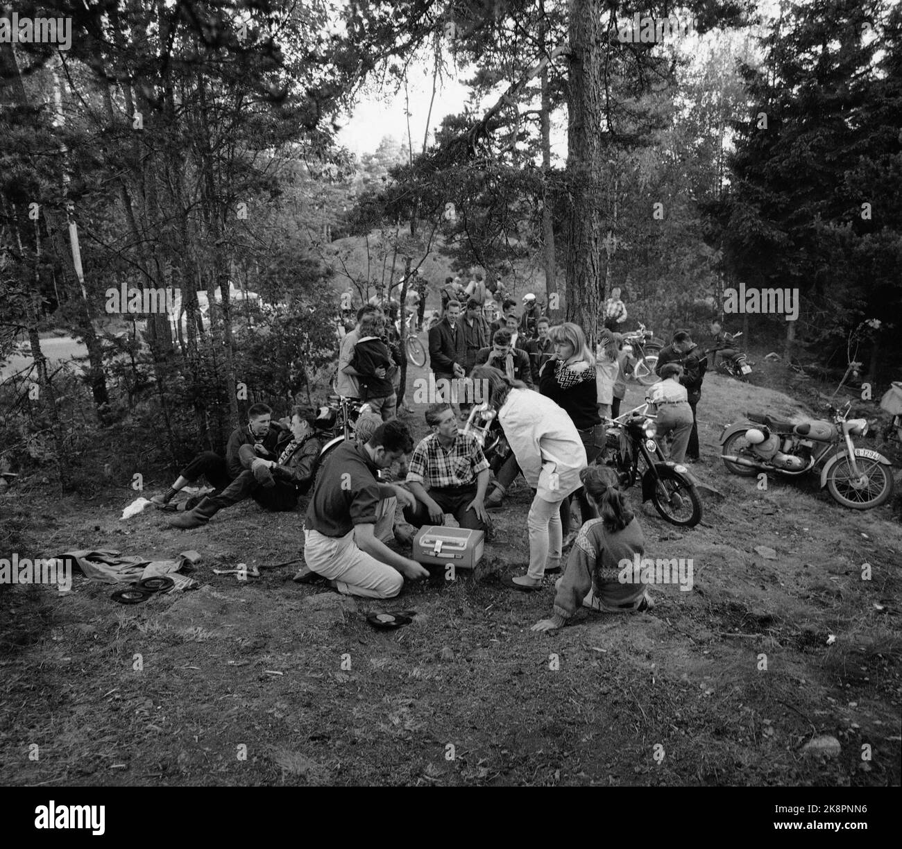 Fredrikstad 8 agosto 1959. Ai giovani motociclisti di Fredrikstad è stato assegnato un nuovo luogo d'incontro al caffè Stortorvets, rinominato dai giovani 'Totaker'n'. Qui sono raccolti in un buco di foresta. Il giocatore di registrazione è incluso, i record di Rock & Roll sono fuggiti. Foto: Aage Storløkken / corrente / NTB Foto Stock