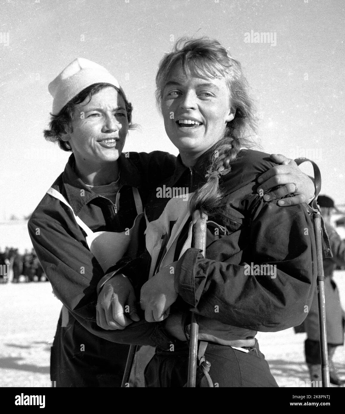Røros Febbraio 1961 NM sciare a Røros. Ingrid Wigernæs (TV) ha vinto i 10 chilometri delle donne. Qui con Babben Enger. Foto: NTB / NTB Foto Stock