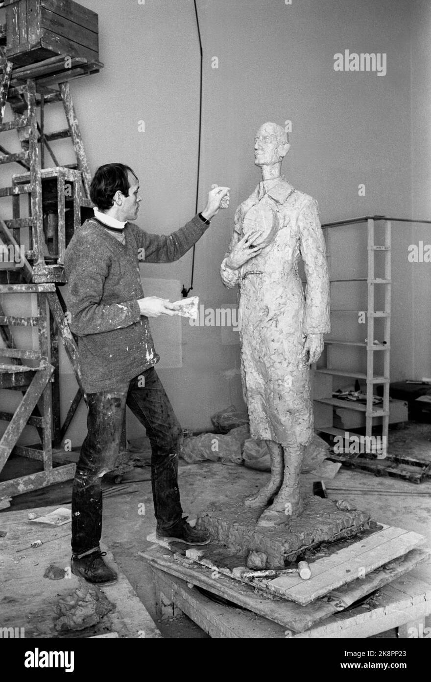 Oslo 19720805: Scultore Nils AAS durante il suo lavoro sul monumento al re Haakon. Il monumento dovrebbe essere pronto per il suo 100th° compleanno per la sua nascita. Nel 1971, il comune ha deciso di andare per il luogo in Haakon VII`s GT. Nel giugno 7th. Il primo grande modello di campo fu realizzato in mezza dimensione. In anticipo, l'artista aveva fatto diversi piccoli modelli, alcuni sono stati respinti. Foto: Ivar Aaserud / corrente / NTB Foto Stock