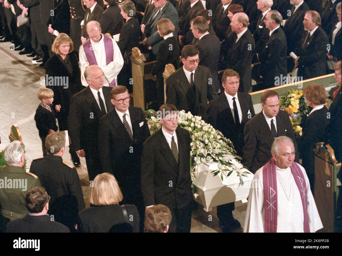 Oslo 19940122. Funerali del ministro degli Esteri Johan Jørgen Holst nella cattedrale di Oslo. La barella del ministro degli Esteri Holst è portata (F. Ingjald Ørbeck Sørheim, e l'intermediario della pace Thorvald Stoltenberg. A destra, il fratello Paal Holst, il mediatore della pace Terje Rød Larsen e il ministro degli Esteri Bjørn Tore Godal. Dietro la barella la moglie di Holt Marianne Heiberg e il figlio Edvard insieme al parroco Trond Bakkevik. Davanti al Vescovo Andreas Aarflot. Foto: Lise Åserud NTB / NTB Foto Stock