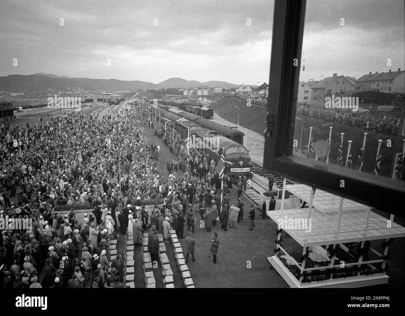 Bodø 19620607 apertura ufficiale dell'estensione del Nordlandsbanen a Bodø. Ecco una panoramica della stazione di Bodø durante l'apertura. Molte persone sul binario, quando il primo treno è stato guidato. Foto: Børretzen / corrente / NTB Foto Stock