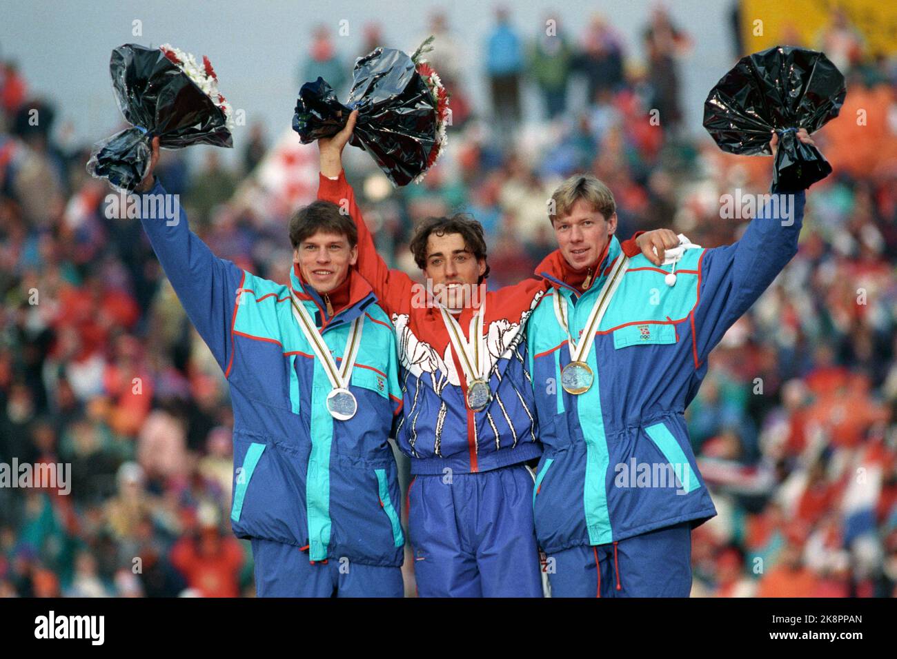 Albertville, Francia 19920220 Olimpiadi invernali ad Albertville. Gare veloci, pattini, 10.000 metri. Premiazione / cerimonia della vittoria. Il vincitore Bart Veldekamp (Olanda) affiancato da Johann Olav Koss (TV) con la medaglia d'argento e Geir Karlstad (Th) con la medaglia di bronzo. Foto: Lise Åserud / NTB / NTB Foto Stock