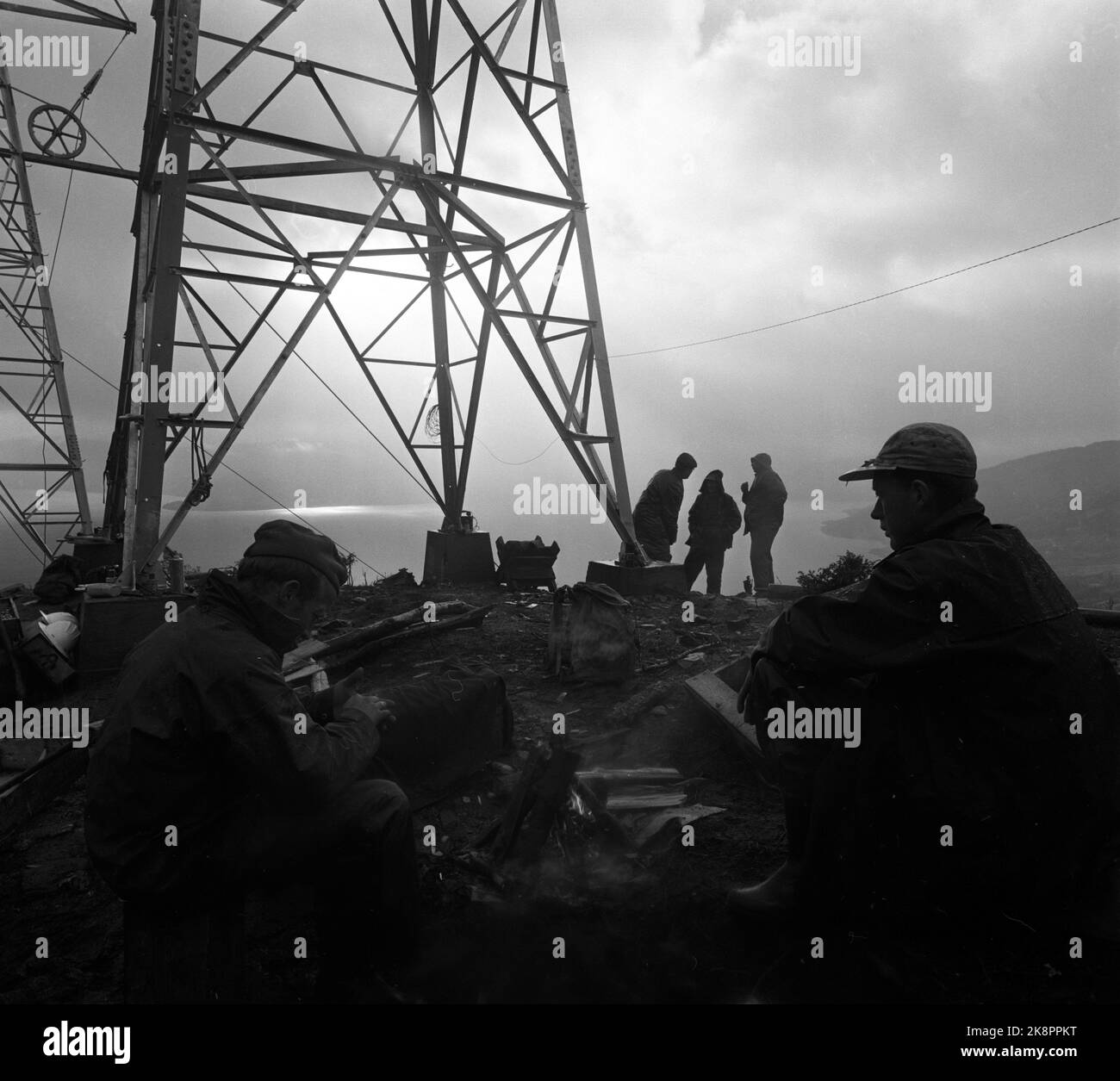 Sogn 19631026 le forze di potenza sono sbarcate a Sogn. Sviluppo di potere in Sogn og Fjordane. Una passerella di recente è salito nelle pietre primaverili dell'Esefjord - caricato con il cavo, che è stato allungato in un record di 1700 metri attraverso il fiordo durante una settimana. L'estremità del cavo è giunta verso l'alto. Diversi uomini sono presenti su entrambi i lati del fiordo. Foto: Aage Storløkken / corrente / NTB Foto Stock