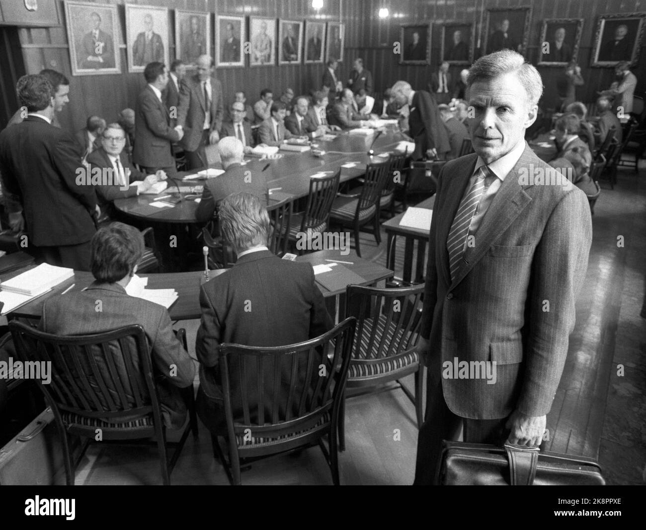 Oslo 1986-01-29: N.A.F.-no per orari di lavoro ridotti. Il Consiglio centrale dell'Associazione dei datori di lavoro respinge le richieste di lo per riduzione dell'orario di lavoro nel gennaio 1986. Qui il consiglio centrale al lavoro. In primo piano CEO. Pål Kraby in N.A.F. Foto: Bjørn Sigurdsøn Foto Stock