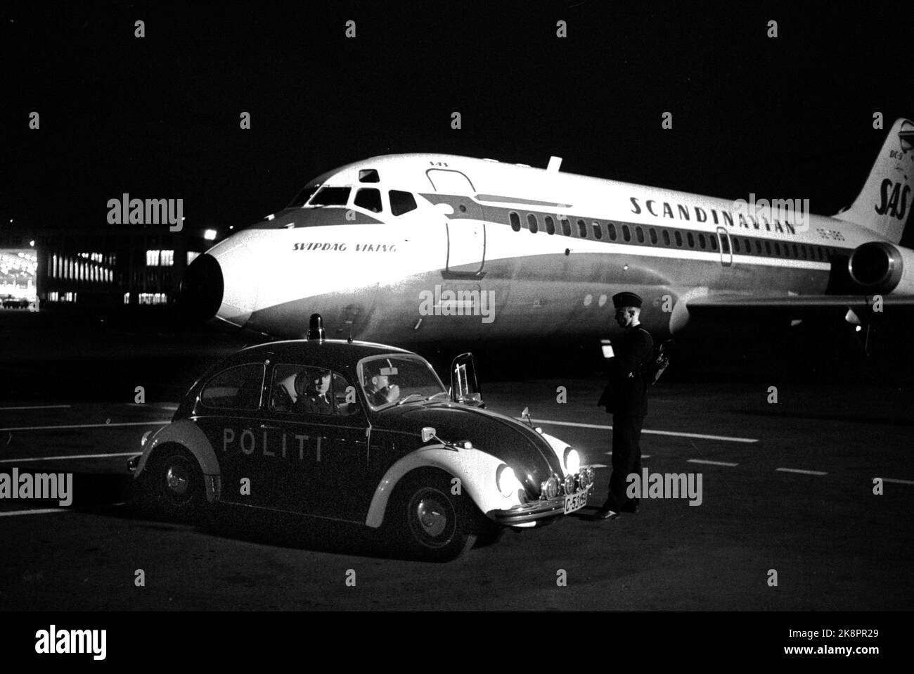 Aeroporto di Oslo Fornebu 19700513 allarme completo è stato suonato a Fornebu quando la minaccia bomba è venuto contro un volo SAS a Copenaghen. L'aereo e l'edificio della stazione sono stati ricercati, ma non è stata trovata alcuna bomba. Ecco un tipo di auto di polizia di Volkswagen bolla di fronte al SAS aereo. Foto: Hammerstad / NTB / NTB Foto Stock