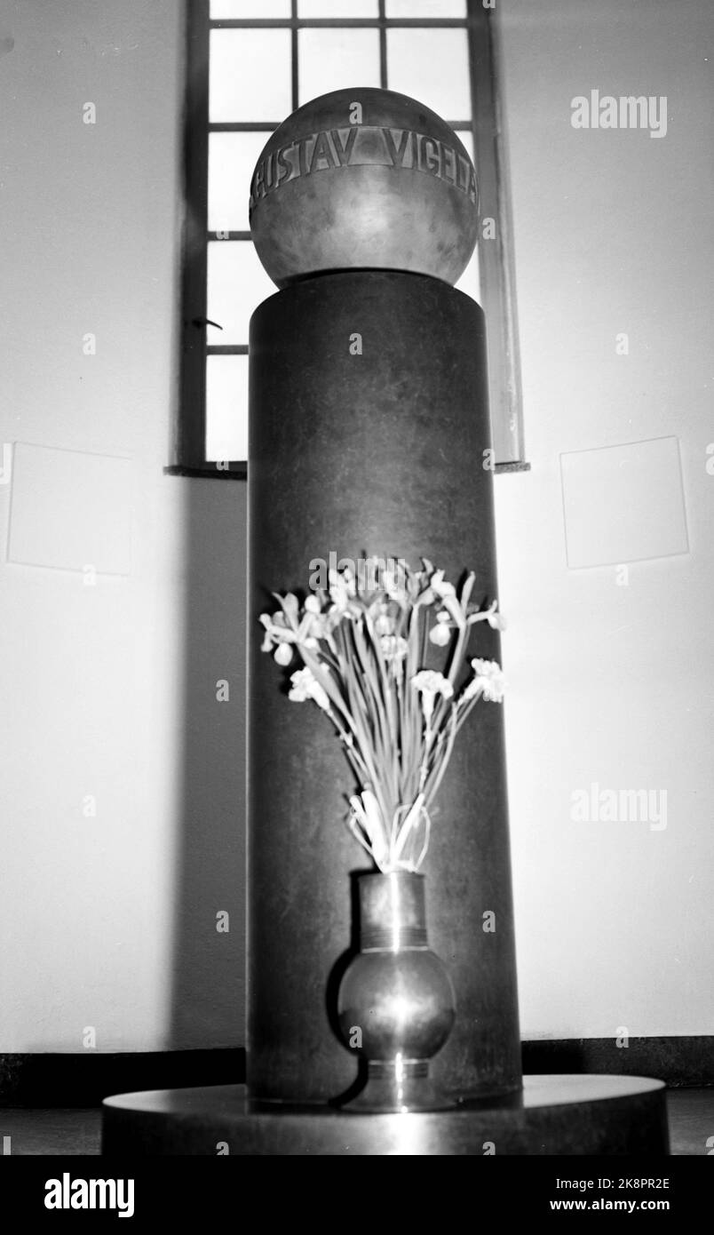 Oslo 19510504. L'urna con la cenere dello scultore Gustav Vigeland è al suo posto nella torre del Museo Vigeland. La cenere stessa si trova in una palla di bronzo chiusa, e in un rilievo intorno all'urna si trova il nome dell'artista, l'anno di nascita e la data. La sfera di bronzo si trova su un ripiano nero. La cenere è stata al crematorio e solo in questi giorni è entrata in vigore. Foto: NTB / NTB Foto Stock