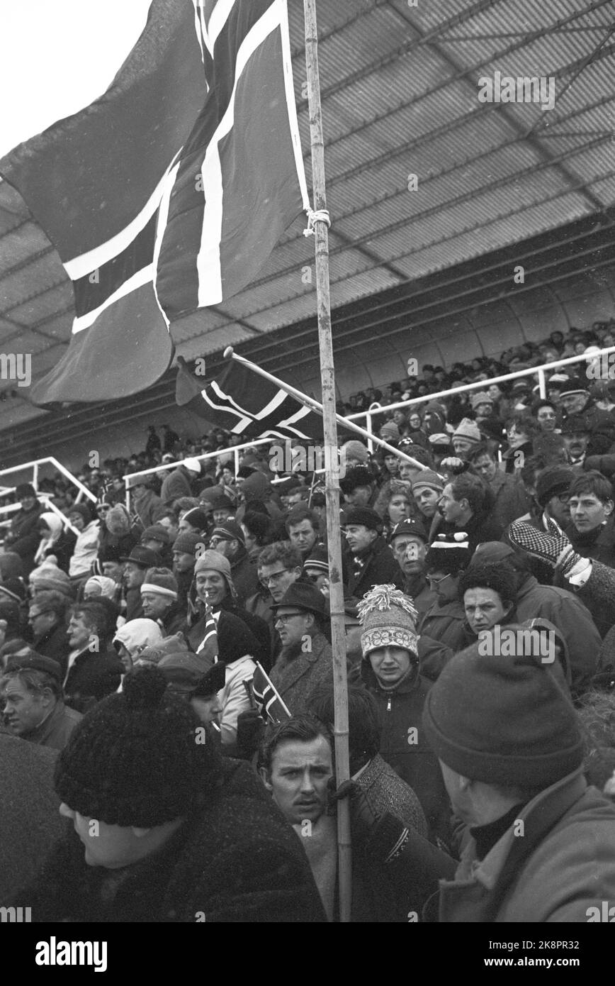 Devent, Paesi Bassi, febbraio 1969. Coppa del mondo sui pattini. Ecco alcuni degli spettatori norvegesi. Dag Fornæs si è esibito nel 1969 per vincere sia il NM, il Campionato europeo che la Coppa del mondo. Foto: Sverre A. Børretzen / corrente / NTB Foto Stock