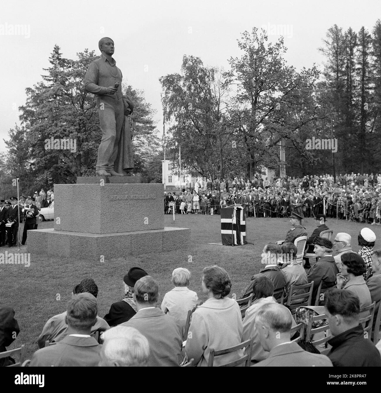 Eidsvoll 19620213 la presentazione del monumento del popolo norvegese al poeta Henrik Wergeland fuori dell'edificio Eidsvoll. Ecco l'immagine panoramica subito dopo la presentazione. Il re siede di fronte al Th. Con cappello. Foto: NTB / NTB Foto Stock