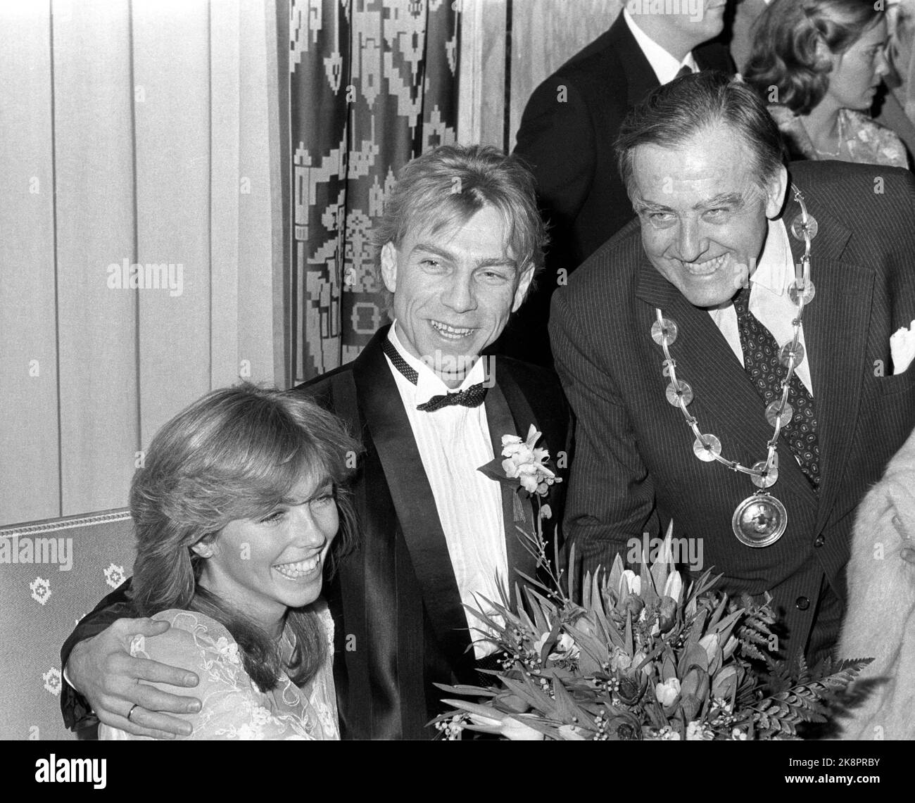 Oslo 1984-02: Matrimonio celebrità. Anita Skorgan e Jahn Teigen sono stati dedicati al municipio di Oslo il 17 febbraio 1984. Qui la coppia nuziale è congratulata dal sindaco di Oslo, Albert Nordengen. Foto: Henrik Laurvik Foto Stock
