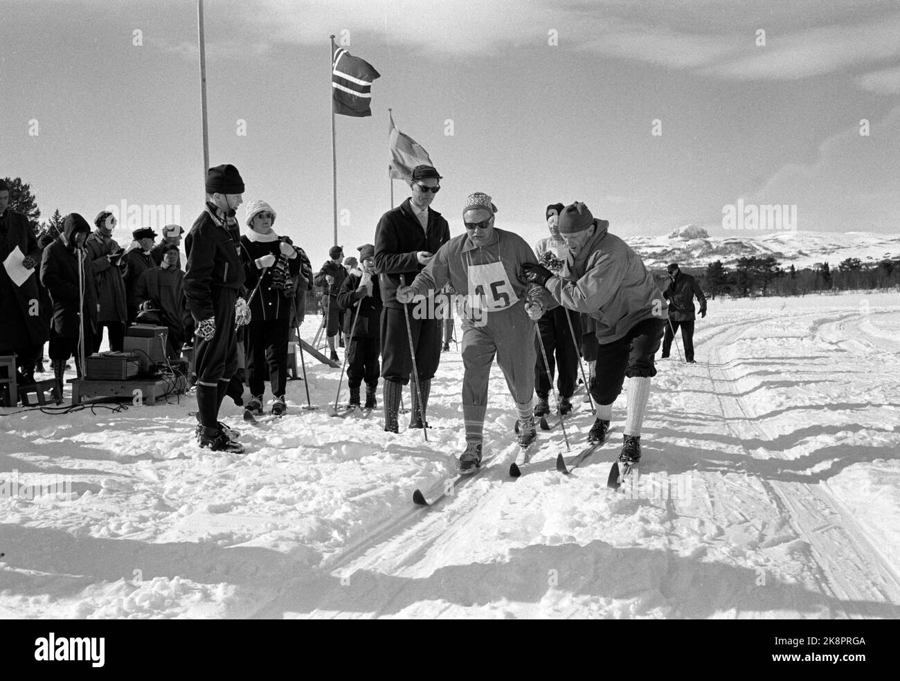 Nel 19620323 per la prima volta a Beitostølen si tengono corsi di sci per non vedenti sotto la guida di Erling Stordahl e Beitostølen Håkon Brusveen. Il percorso si è concluso con una pista da sci, a 2x5 chilometri, e la maggior parte dei non vedenti ha gestito il marchio d'oro. Qui, Håkon Brusveen (Th) è uno dei partecipanti in quanto scade dall'inizio. Foto: Aaserud / corrente / NTB Foto Stock