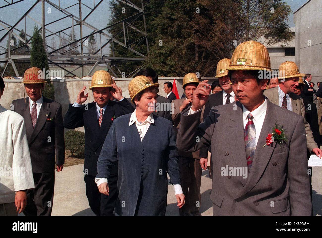 Cina 19951105: GRO Harlem Brundtland con uomini d'affari in Cina 1995. 36749 - - la foto è di circa 8 MB - - NTB -photo: Gunnar Kagge Foto Stock