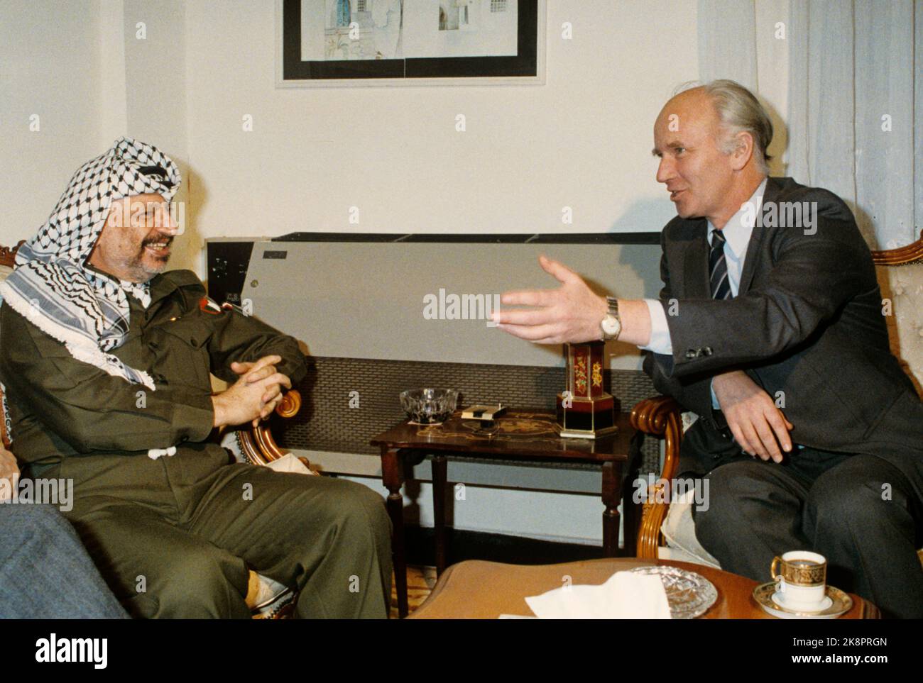 Tunisia 19890129. Il ministro degli Esteri Thorvald Stoltenberg (AP) incontra il leader dell'OLP Yassir Arafat in Tunisia. Foto: Bjørn Sigurdsøn NTB Foto Stock