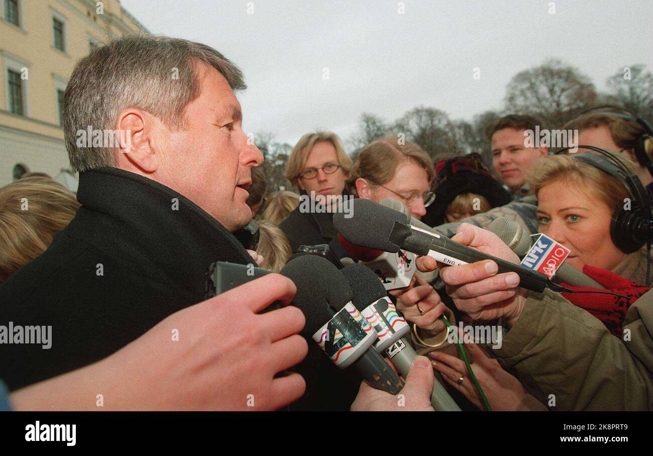 Oslo 19961129: Il primo ministro Thorbjørn Jagland dice ai giornalisti nel sito del castello che il bibliotecario nazionale Bendik Rugaas sarà il nuovo ministro della pianificazione. NTB photo: Terje Bendiksby / NTB Press / Governo / Consiglio di Stato Foto Stock