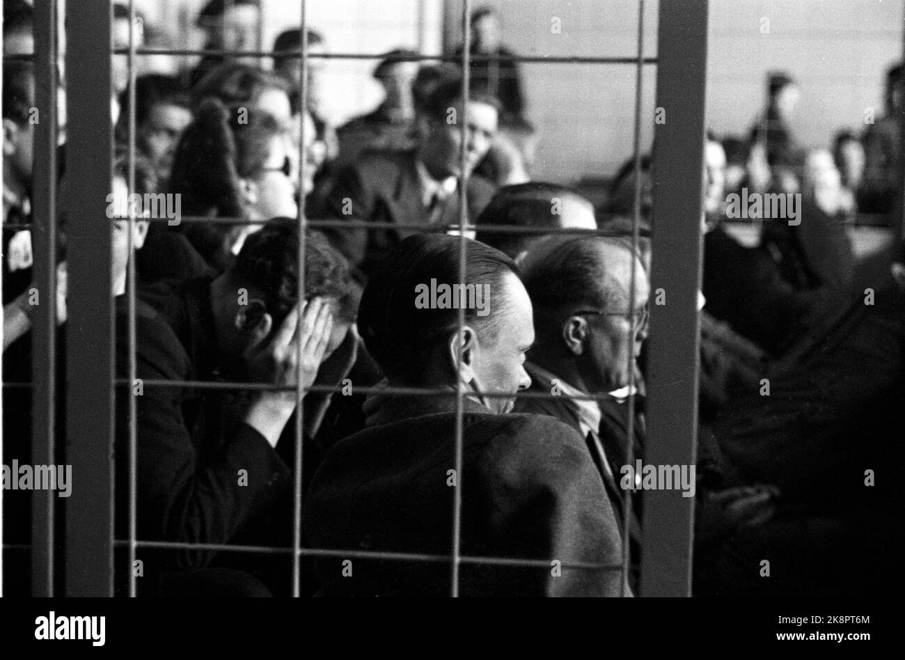 Trondheim 19460430. L'insediamento del tribunale dopo la guerra. La causa Rinnan dinanzi alla Corte d'appello di Trondheim Tinghus. Il criminale di guerra e torturatore Henry Rinnan (quasi con le spalle) sul banco di accusa, insieme a 29 suoi assistenti. Foto archivio NTB / ntb Foto Stock