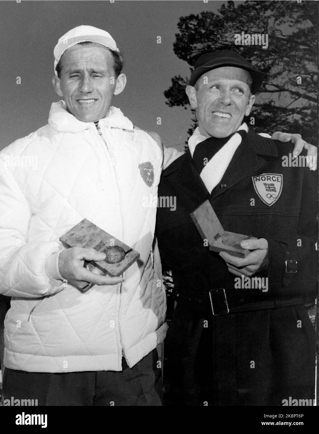 Squaw Valley, USA 19600223 Giochi Olimpici invernali nella Squaw Valley. Håkon Brusveen (Th) con la medaglia d'oro a 15 chilometri,. TV. Svezia Sixten Jernberg che prese l'argento alla stessa distanza. Foto: Archivio NTB / NTB Foto Stock