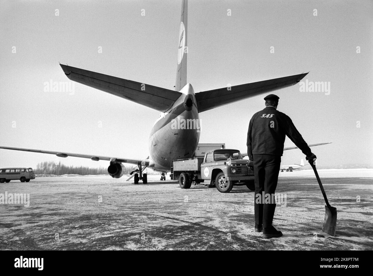 Fornebu Febbraio 1970 dall'Aeroporto di Oslo Fornebu. Cosa succede in un aeroporto durante il giorno? I voli sono pronti per la partenza. Uomo con una pala sulla pista. Foto: Per Ervik / corrente / NTB Foto Stock