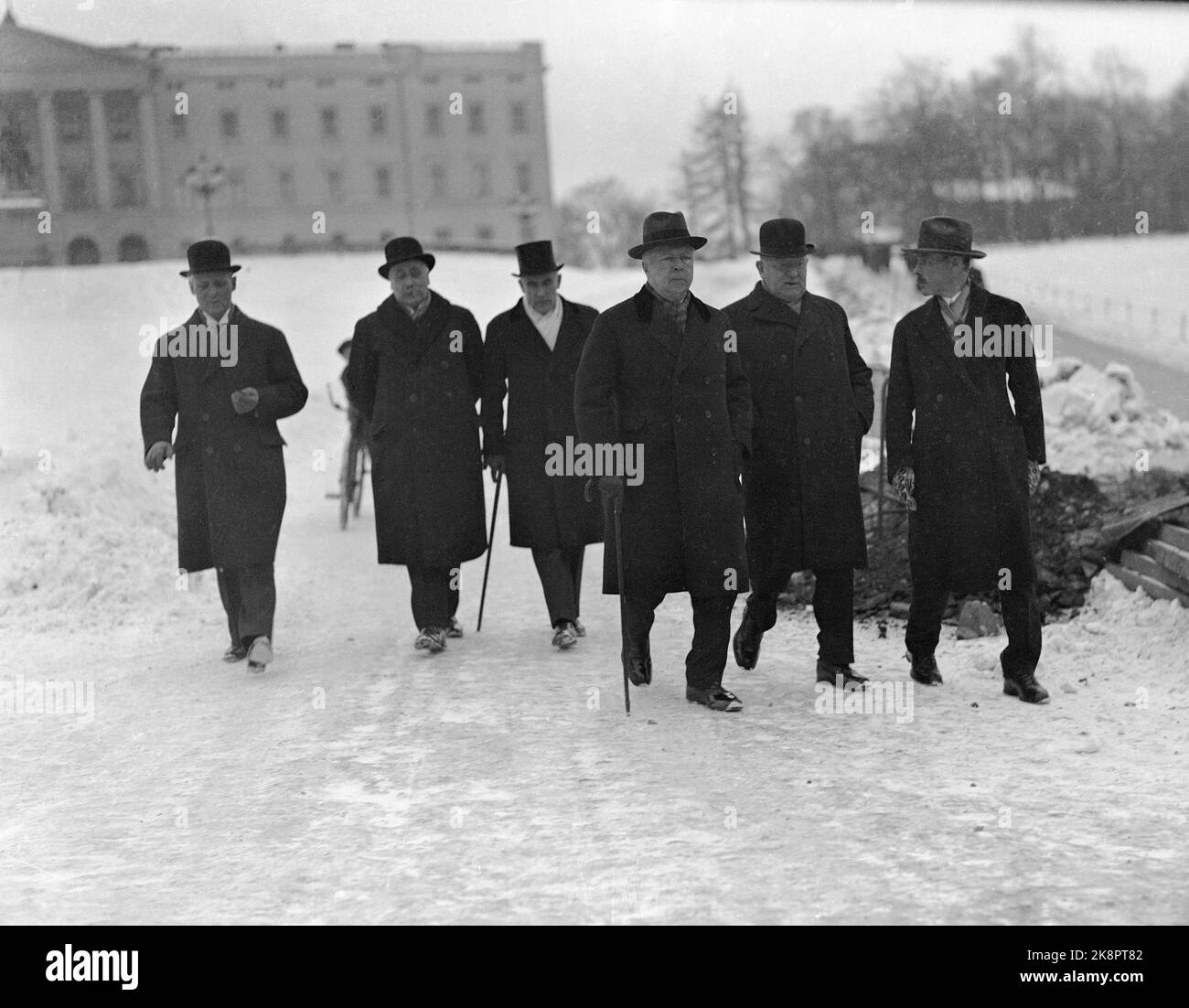 Oslo 19330303. Il governo di Mowinckel lascia il castello, 3 marzo 1933. Johan Ludwig Mowinckel è stato primo ministro nei periodi 1924-1926, 1928-1931 e 1933-1935. Scansione dal piano di scansione. Foto: NTB Foto Stock