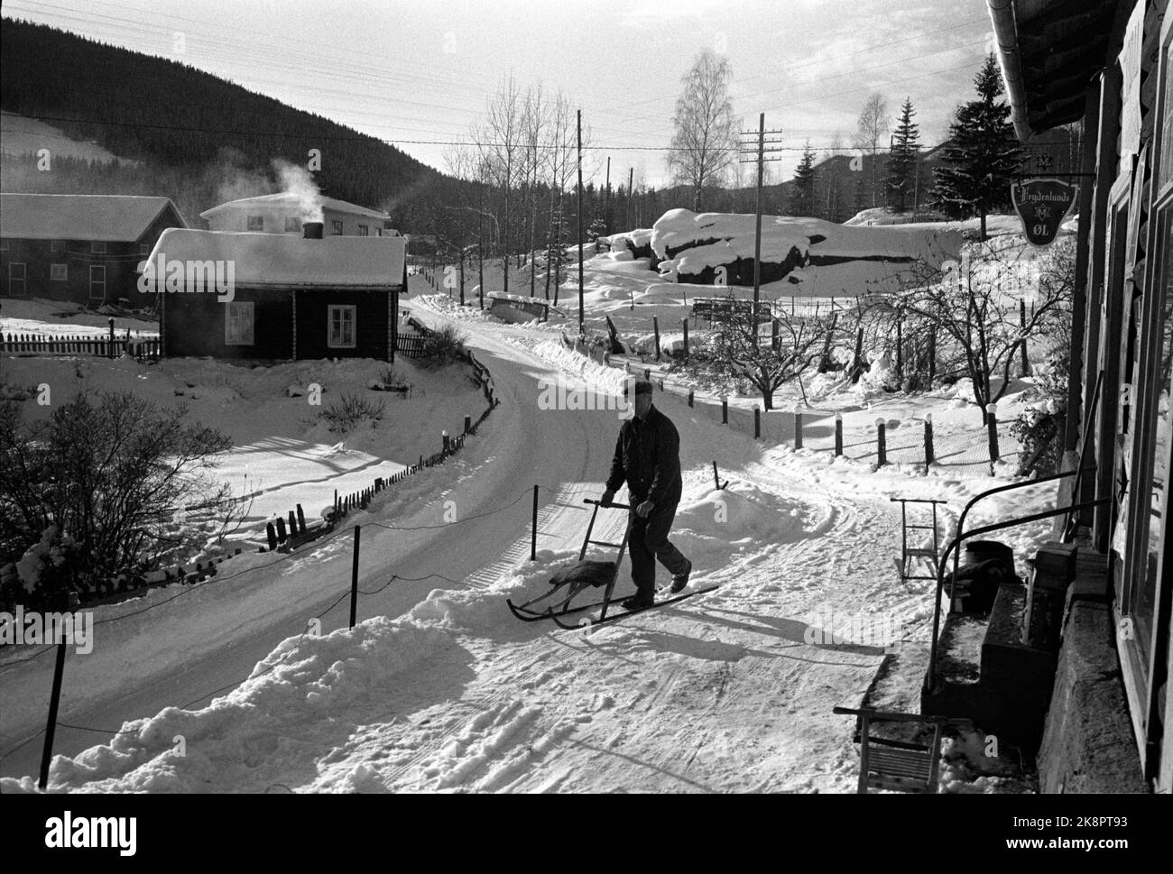 Rukkedalen in Hallingdal 1963 dal vecchio commerciante di terra in Rukkedalen in Hallingdal. Krambu. Commercio nazionale. Il cliente è in viaggio verso il negozio con il supporto per il calcio d'inizio. Foto: Sverre A Børretzen / corrente / NTB Foto Stock