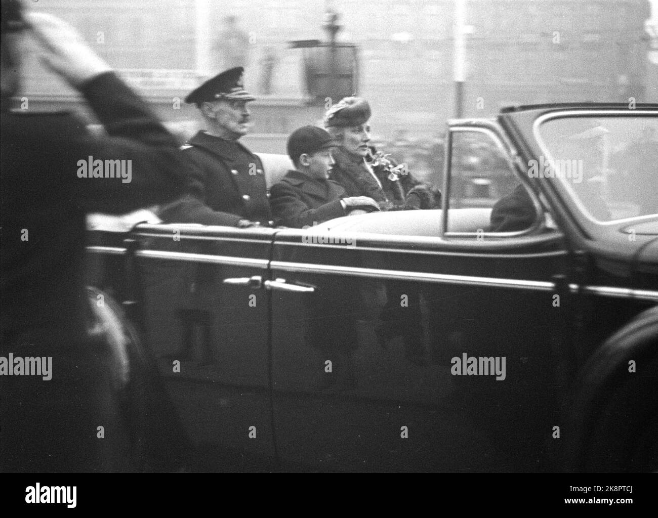 Oslo 19451125. King Haakon celebra il suo 40th° anniversario come Regent. Qui vediamo il re Haakon insieme alla principessa ereditaria Märtha e al principe Harald in un'auto aperta. Foto: Archivio NTB / NTB Foto Stock