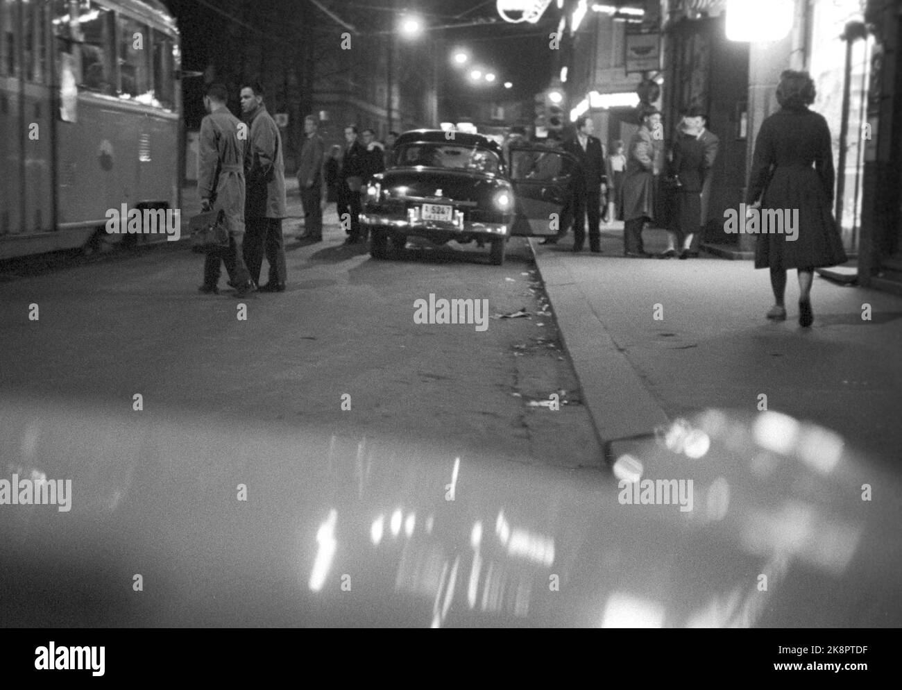 Oslo 19600604 'dove l'impulso della città bussa' Foto di Cecilhjørnet a Oslo. Stortingsgaten 8, attraversata la Stortingsgaten / Rosenkrantzgate. La telecamera riflette la vita del giorno in un angolo di strada a Oslo. Vita popolare la sera. Gli uomini sono in attesa del tram. Auto parcheggiata. Foto: Aage Storløkken / corrente / NTB Foto Stock