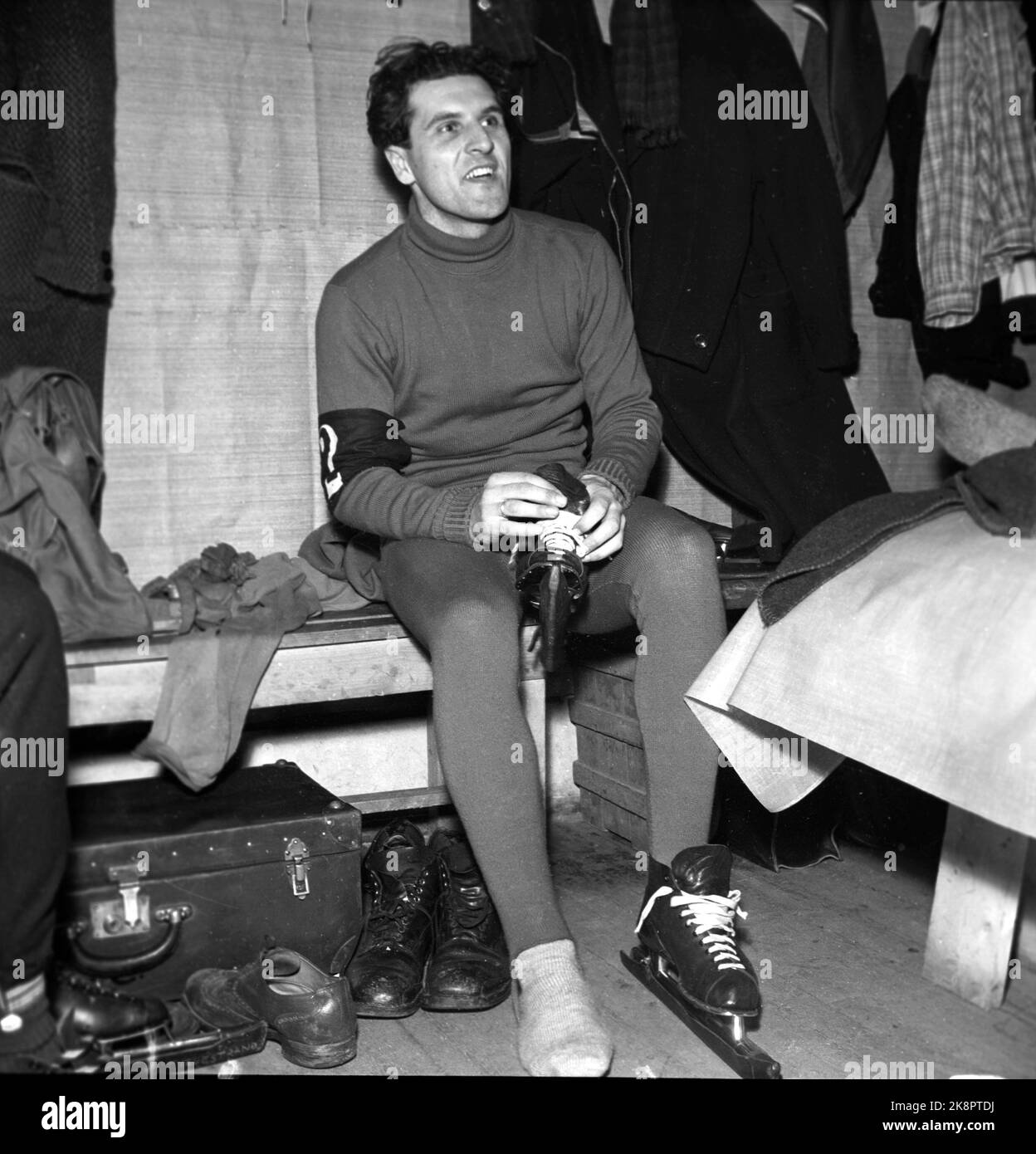 Trondheim 19470125 Nm su pattini, corse veloci. Qui Åge Johansen nel guardaroba, indossando il tricot di pattinaggio lavorato a maglia che era standard a quel tempo. Johansen era il numero 3 in generale. Foto: NTB / NTB Foto Stock