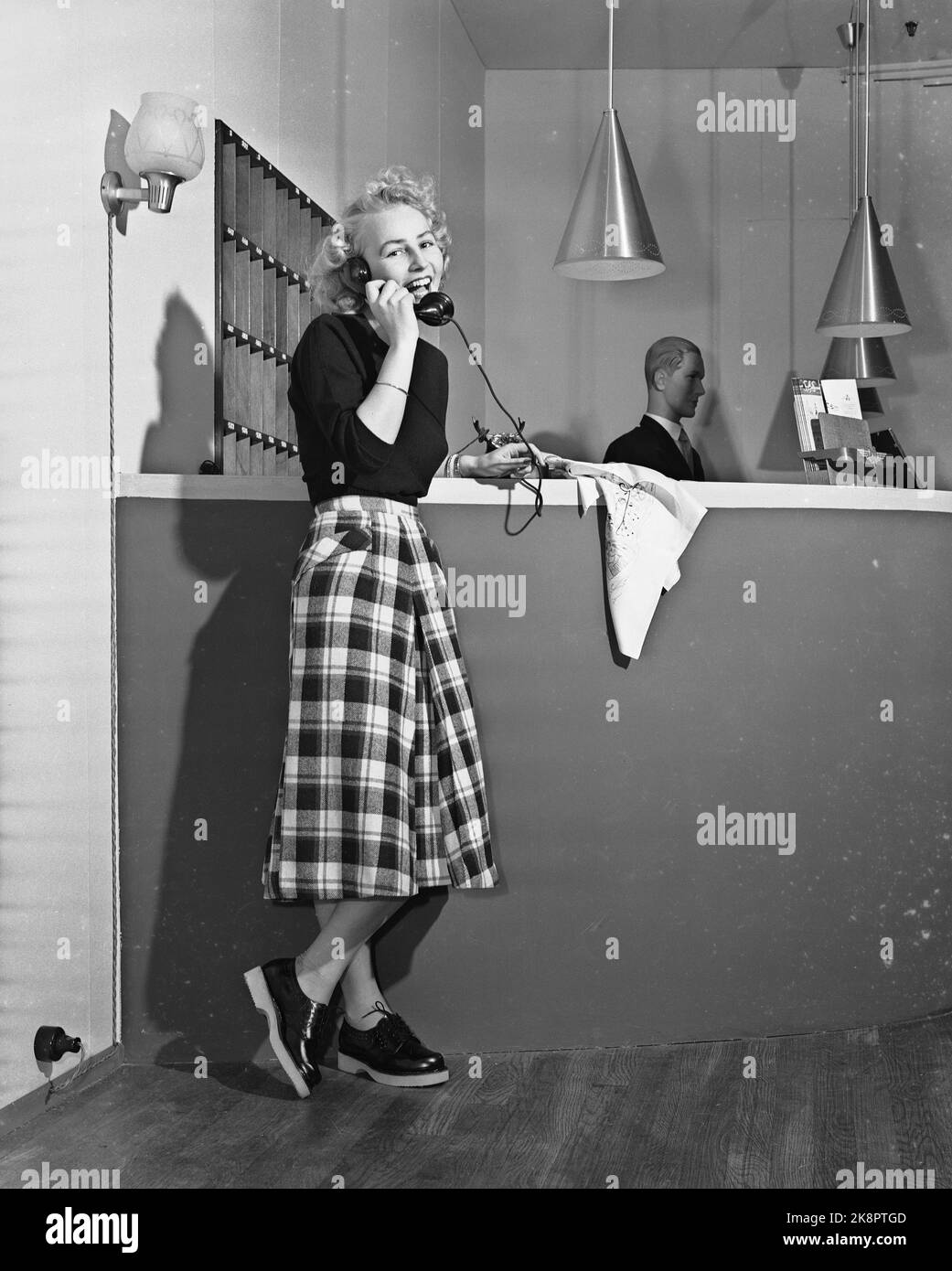 Oslo 19511103 'cosa possiamo noi' ottenere 'di vestiti norvegesi' la confezione norvegese ha fatto grandi passi avanti, e qui viene presentata una piccola selezione di ciò che i negozi hanno da offrire alle Signore nella stagione invernale. Qui, gonna a scacchi con prezzo 55,50 corone e belle scarpe con suola robusta. Foto; Sverre A. Børretzen / corrente / NTB Foto Stock