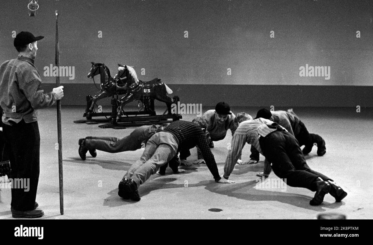 Programma televisivo Oslo 19710226 con Erik Bye. Un gruppo di ballerini folk esegue la danza popolare norvegese 'Bjøndans', una danza rituale di Trysil. Foto: NTB / NTB Foto Stock
