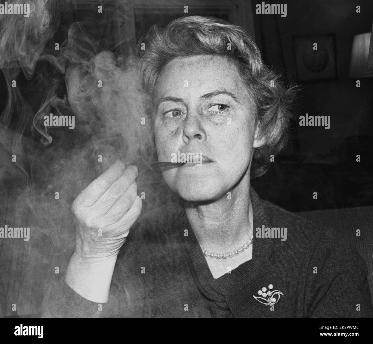 Oslo 19621117. Famose donne test tubi appositamente realizzati per le donne. Quest'anno, una pipe norvegese metterà in vendita i segnali acustici alle donne. La signora Aase Lange del ministro degli Esteri ritiene che abbia bisogno di un processo di culto piuttosto grande. La sigaretta è più facile e più leggera. Il suo giudizio è stato: Cercherò con le Signore pipe. Foto: Ivar Storløkken corrente / NTB Foto Stock