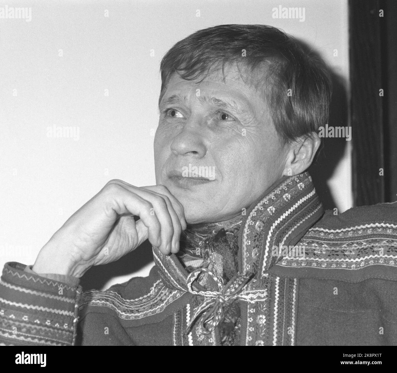 Oslo 19890120. Ritratto dell'artista Nils-Aslak Valkeapää a Sami. Mano fino al viso. Foto: P.L. Archivio Tonstad NTB / NTB Foto Stock