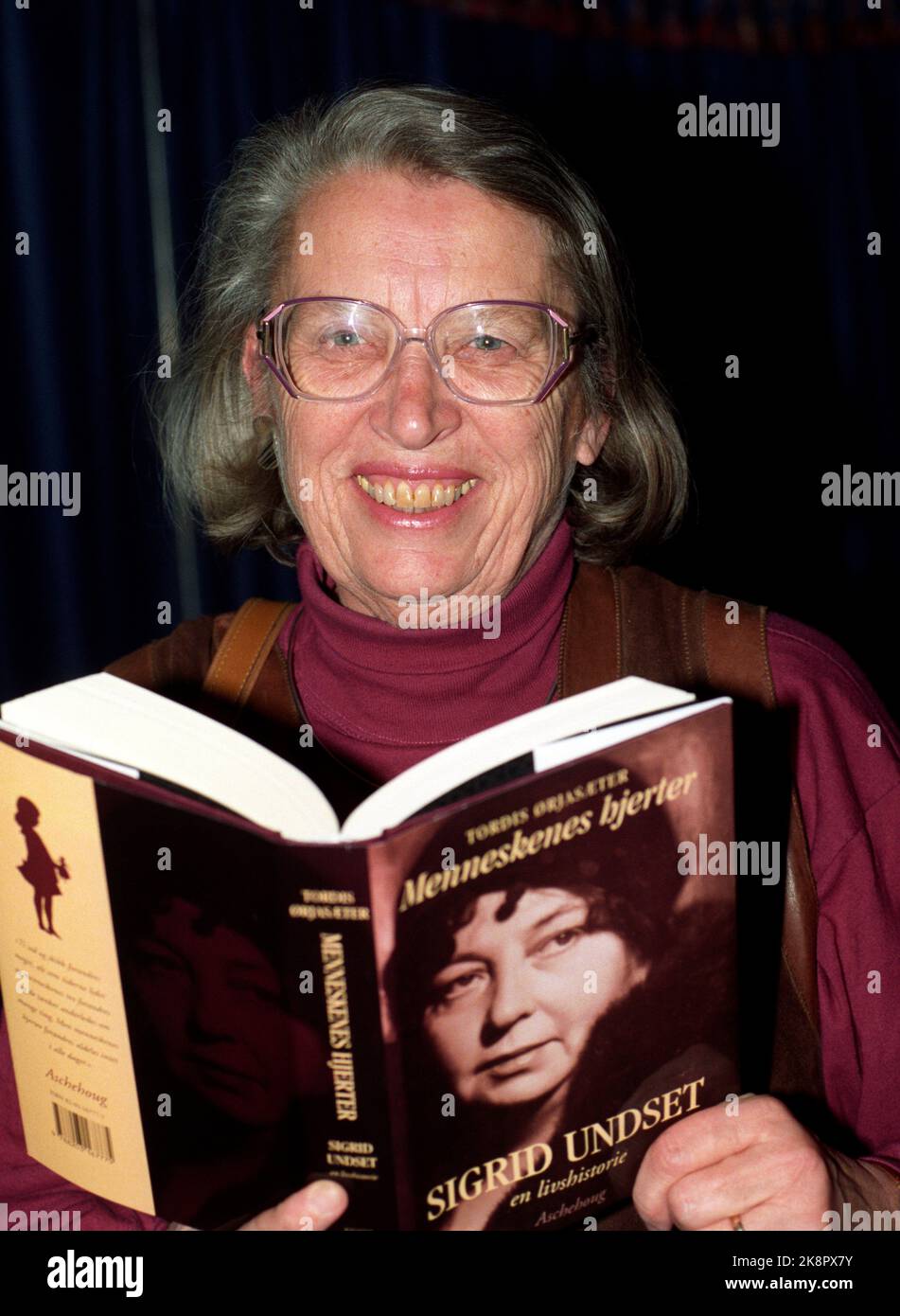 Oslo 11 novembre 1993. L'autore Tordis Ørjasæter pubblica la sua grande e approfondita biografia documentata di Sigrid Undset, 'cuori umani'. Foto; Terje Bendiksby / NTB / NTB Foto Stock
