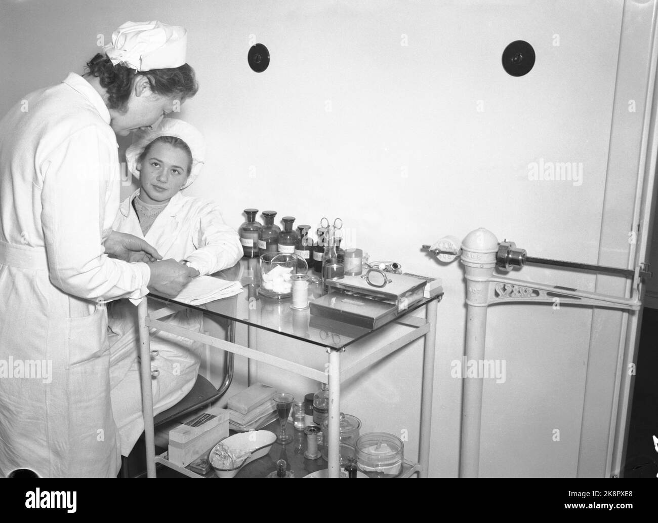 Oslo. Fabbrica di cioccolato Freia. Una lavoratrice viene indagata dall'infermiere dell'azienda. Servizio sanitario aziendale. Foto: NTB Foto Stock