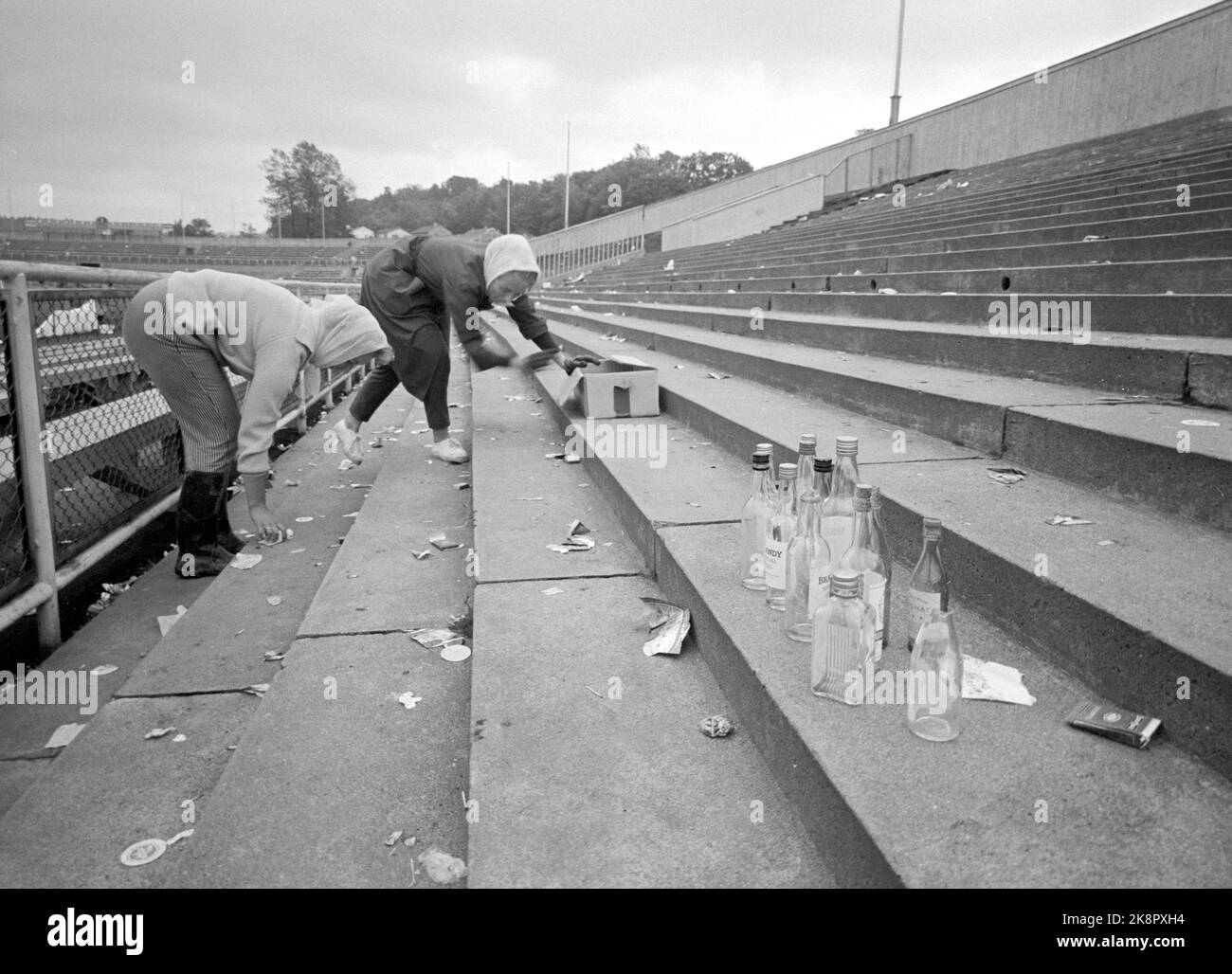 Oslo 19650626 «notte del Signore a Ullevål» durante alcune ore notturne dopo la vittoria sulla Jugoslavia, lo stadio Ullevaal, testimone del Signore, si trasformò nell'arena per un grande convegno religioso. Tom bottiglie e spazzatura ha dovuto Vai via. Foto: Aage Storløkken / corrente / NTB Foto Stock