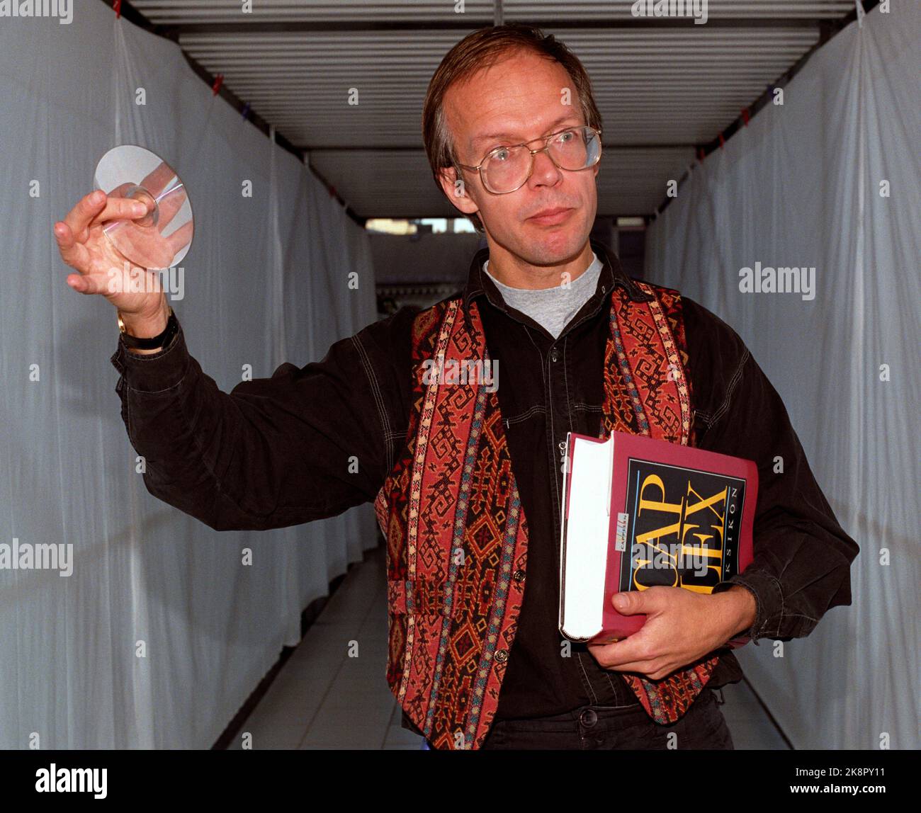Oslo il 7 novembre 1991. Pål Steigan è stato redattore del nuovo lessico di Cappelen, che è stato presentato alla stampa a Oslo giovedì. Il CD da 16 grammi nella sua destra contiene lo stesso lessico da 3 kg di 1000 pagine sotto il braccio sinistro. Foto: Agnete Brun / NTB / NTB Foto Stock