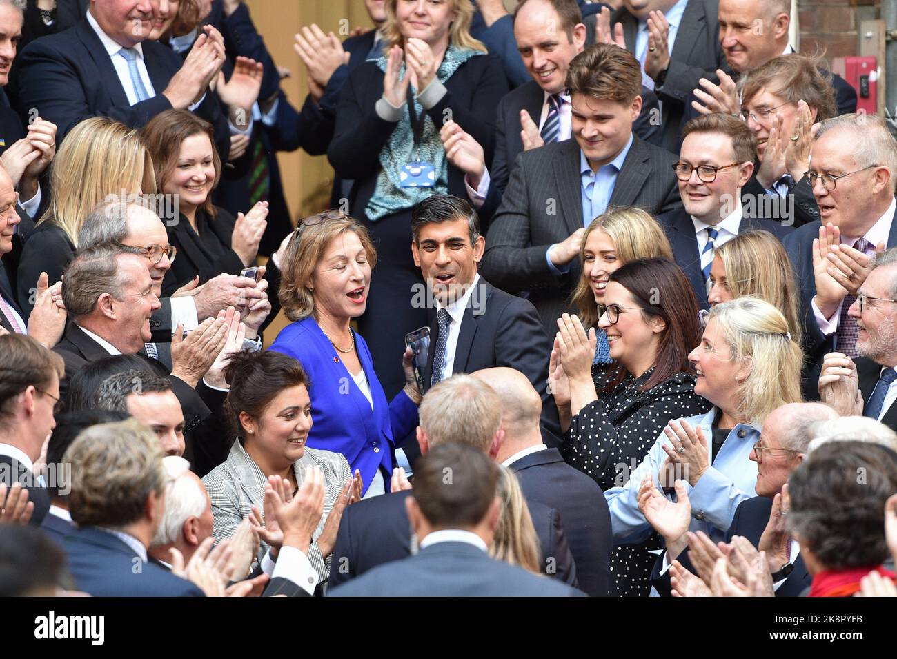 Londra, Inghilterra, Regno Unito. 24th Ott 2022. RISHI SUNAK arriva al quartier generale della Campagna conservatrice dopo aver vinto la gara per guidare il Partito conservatore, e per diventare il prossimo primo ministro britannico. (Credit Image: © Thomas Krych/ZUMA Press Wire) Foto Stock