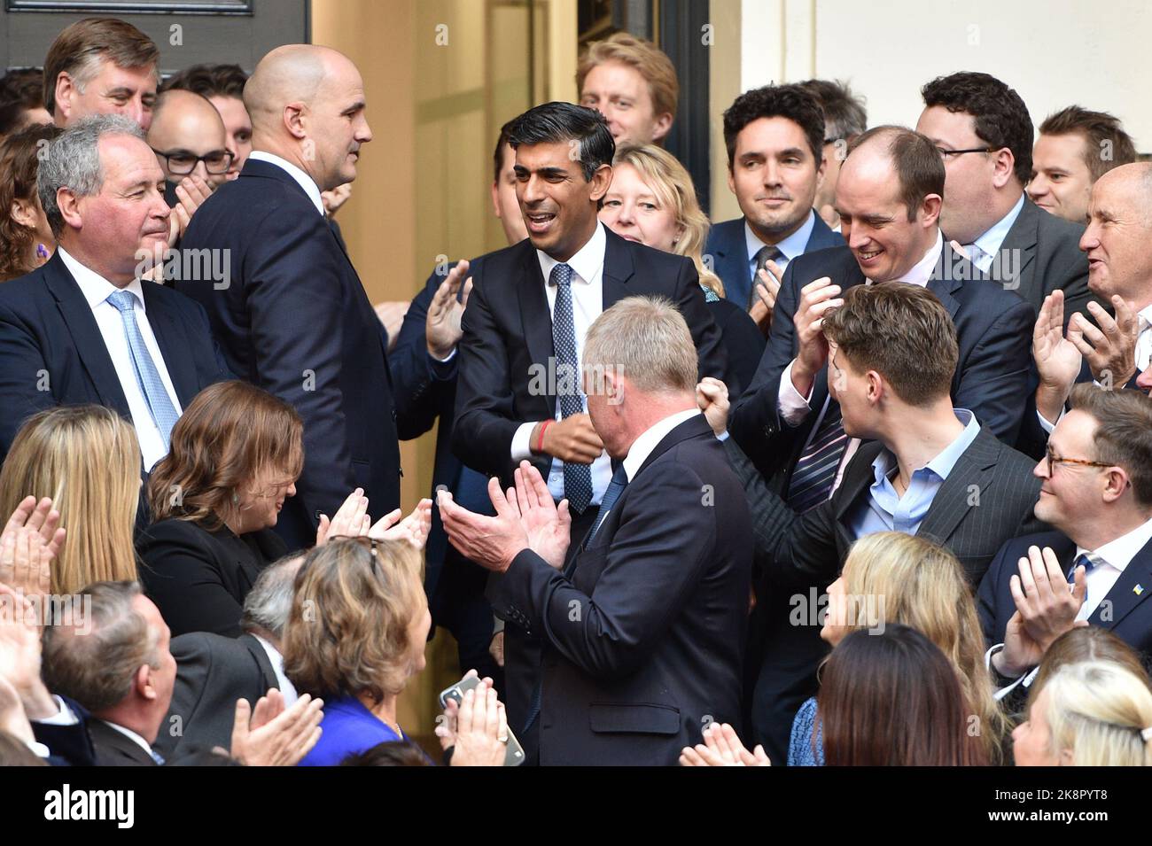 Londra, Inghilterra, Regno Unito. 24th Ott 2022. RISHI SUNAK arriva al quartier generale della Campagna conservatrice dopo aver vinto la gara per guidare il Partito conservatore, e per diventare il prossimo primo ministro britannico. (Credit Image: © Thomas Krych/ZUMA Press Wire) Foto Stock