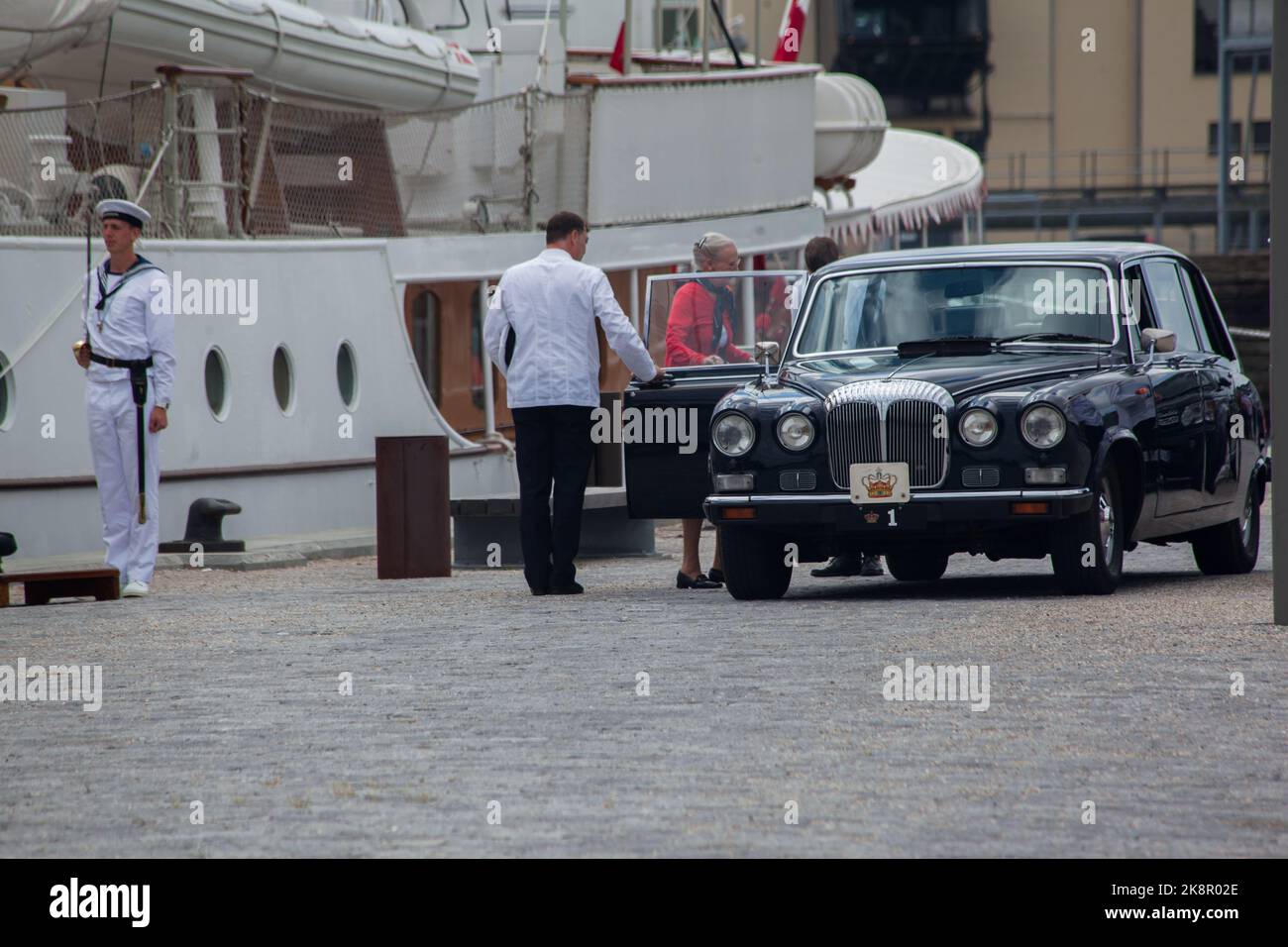 Margrethe II regina di Danimarca in arrivo da una gita in barca in un Rools Royce a Helsingor, Danimarca Foto Stock