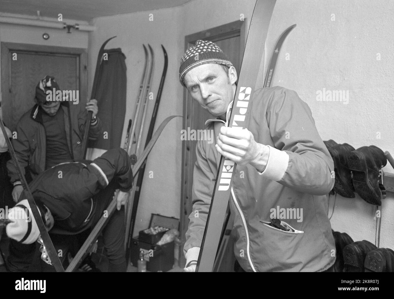 Oslo 19740316 tre impianti di sci norvegesi sono riusciti a produrre sci in fibra di vetro prima della gara di Holmenkoll nel 1974. Qui dalla città di lubrificazione dove l'attivo lubrifica gli sci anche a differenza di oggi, dove un'intera squadra lubrifica per loro. Sciare da Splitkein. Foto: Ivar Aaserud / corrente / NTB NB! Foto non trattata Foto Stock