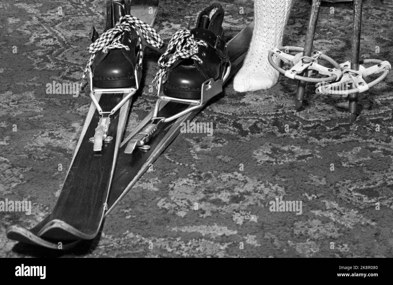 Oslo 1955. Ragazza ottiene sci, bastoni e stivali in regalo di Natale, che è provato sulla moquette nel soggiorno ... Foto: Corrente / NTB Foto Stock