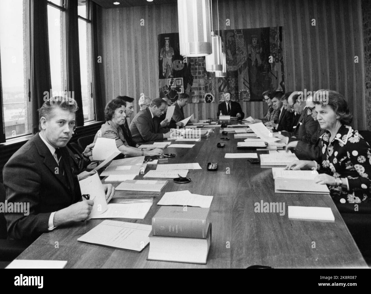 Oslo 1974. Il governo Bratteli durante una riunione del governo presso la sede del primo ministro. Alla fine del tavolo il primo Ministro Trygve Bratteli. Tor Halvorsen più vicino, a v. (il 'cavallo di Troia' di Hannah Ryggen sulla parete della Sala del Gabinetto.) Foto: Picture Center/NTB Foto Stock
