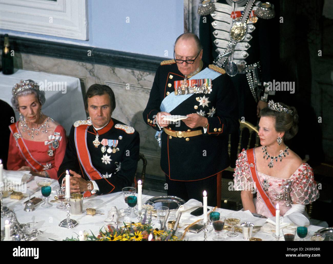 Copenaghen, Danimarca Settembre 1974: Re Olav in visita ufficiale in Danimarca. Qui dal banchetto della Regina Margrethes al Castello di Fredensborg. Ad es. La madre della regina Ingrid, il principe Henrik, il re Olav che dà il discorso e la regina Margrethe. Foto: Erik Thorberg NTB / NTB Foto Stock