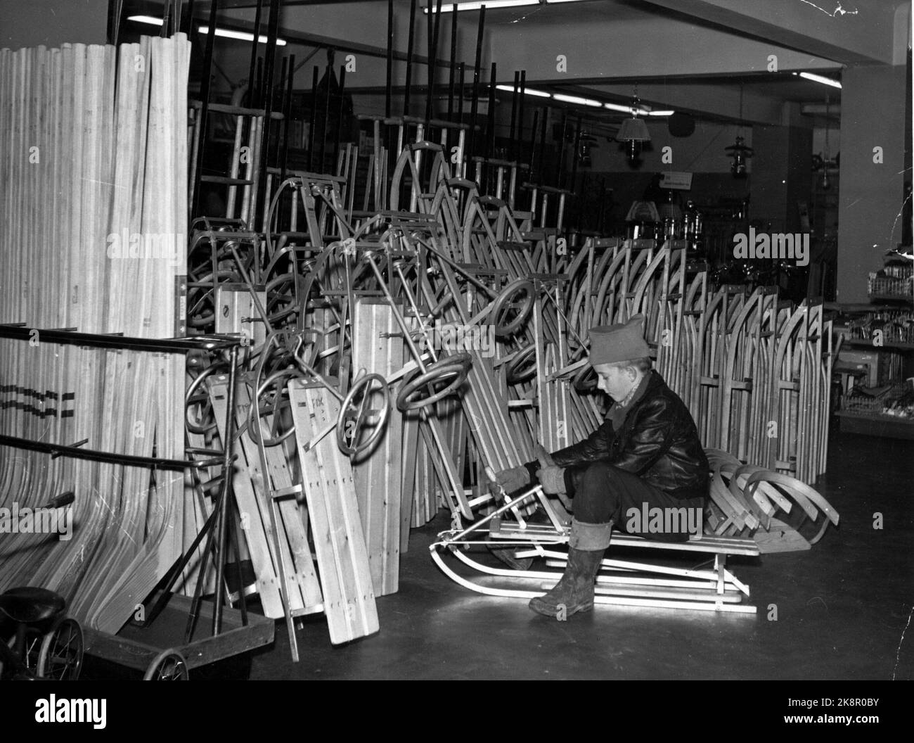 Natale di Oslo 1960 regali di Natale attuali, qui i seminterrati del volante. Ragazzo si siede sul volante in un negozio. Foto: NTB / NTB Foto Stock